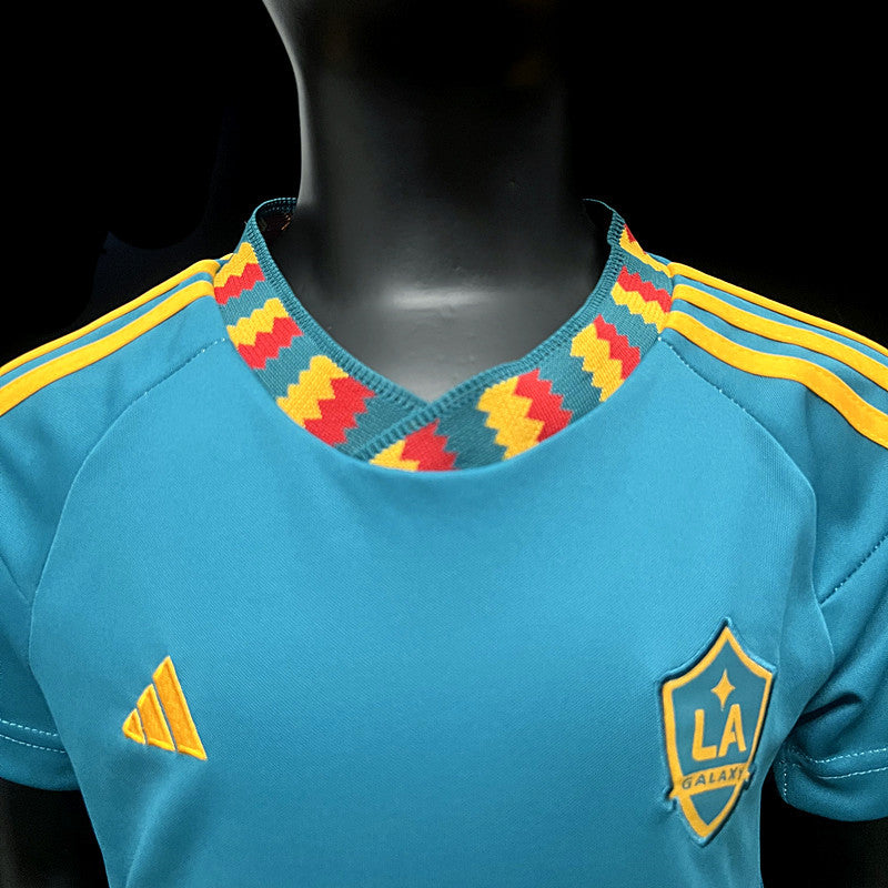 la-galaxy-los-angeles-away-ii-fora-secundaria-torcedor-versao-versao-verde-azul-amarela-adidas-david-beckham-herbalife-nutrition-conjunto-infantil-kit-kids-kid_2